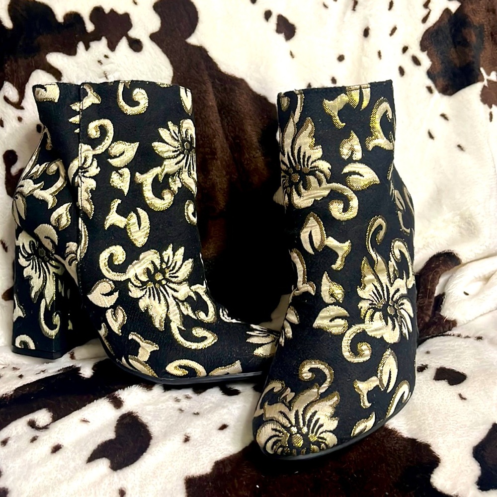 Size 7. Bamboo fur lined heeled boots never been worn